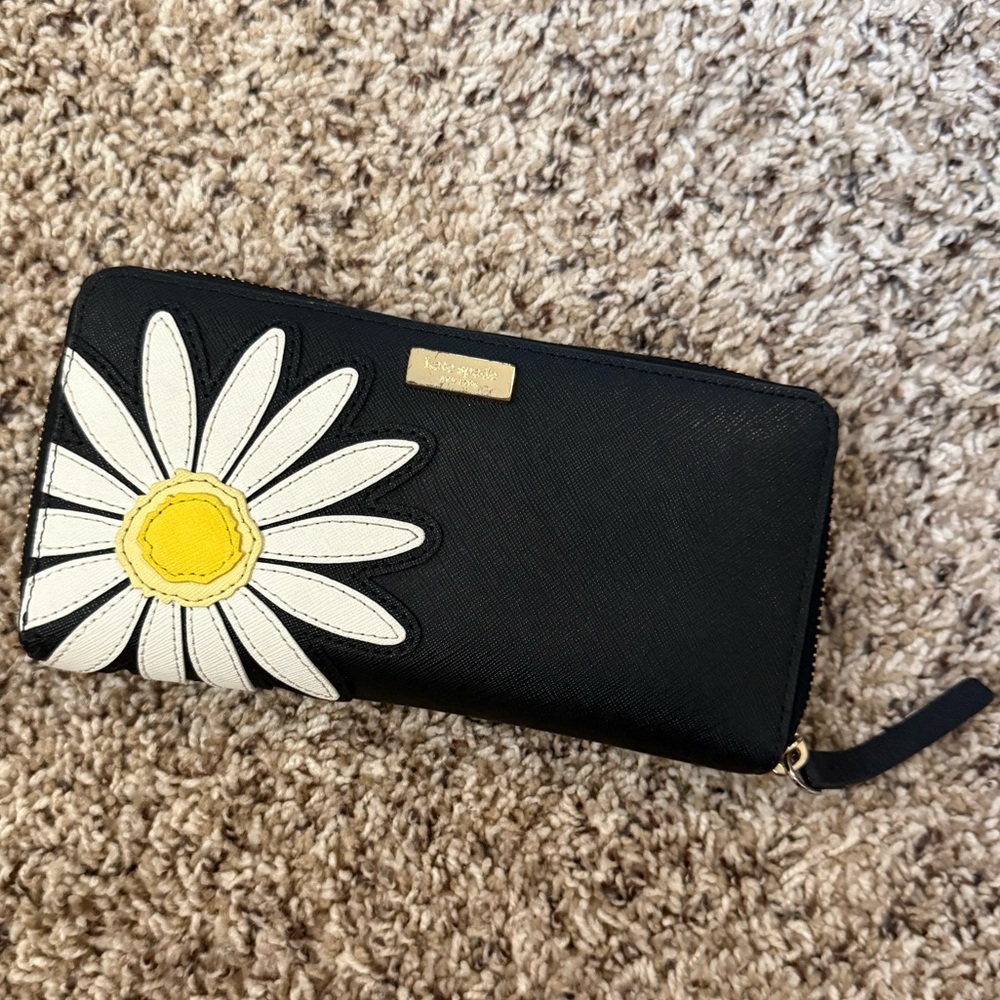 Kate Spade Black and White Daisy Wallet